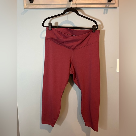 Old Navy Extra High-Waisted PowerChill Crossover 7/8 Length Leggings in Red - Picture 2 of 8